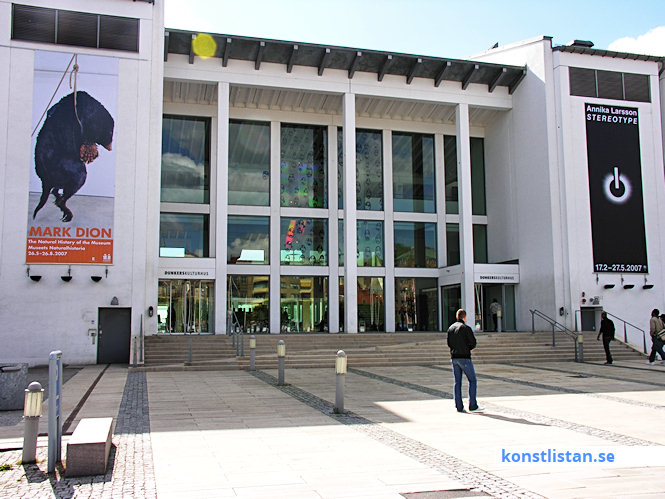 Konsthallar är lokaler för konstutställningar. En konsthall har inte en egen samling till skillnad från ett konstmuseum.